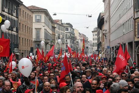 Manifestazione degli operai contro governo e Jobs Act a Milano, 14 novembre 2014.
MATTEO BAZZI / ANSA