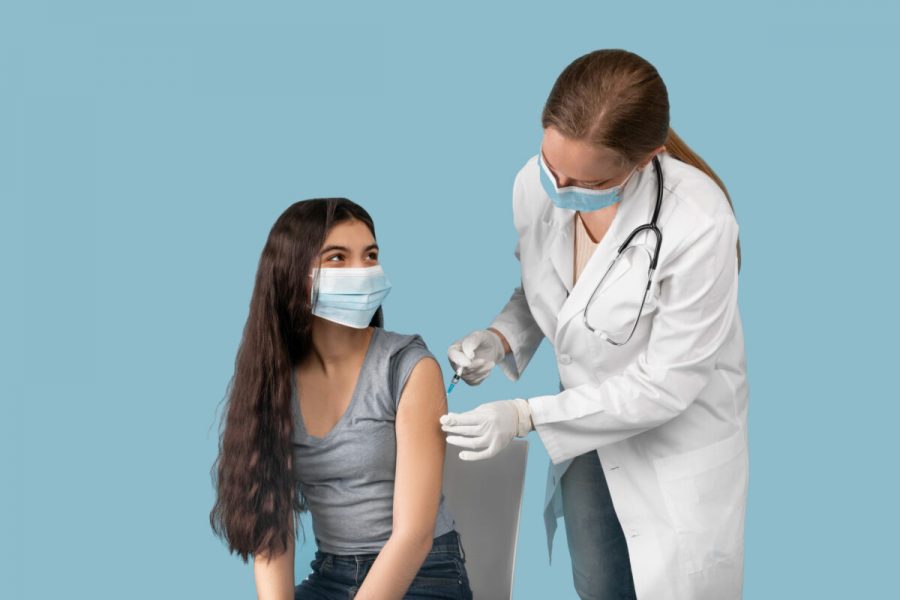 Medical,Doctor,Or,Nurse,Giving,Coronavirus,Vaccine,Shot,To,Indian